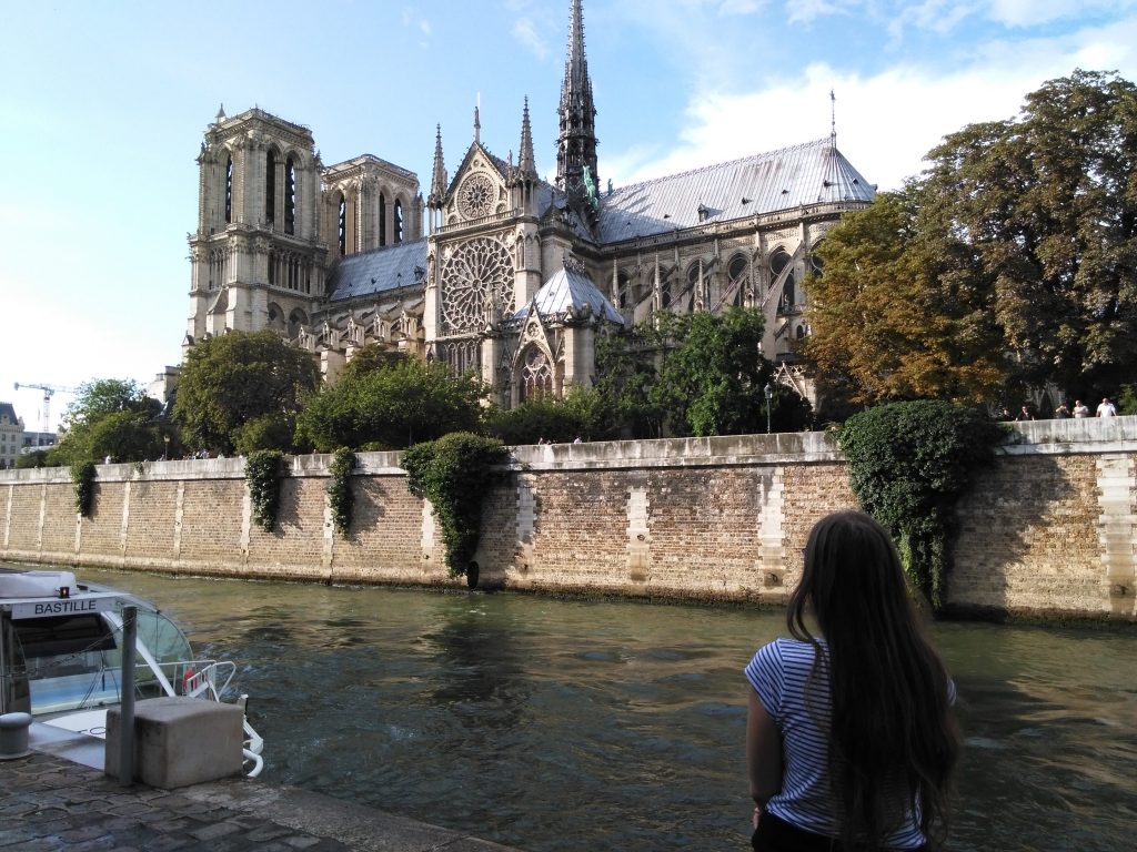 Pohled na Notre Dame od řeky s postavou v popředí